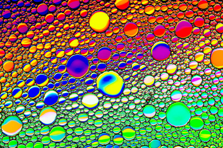 水面上五颜六色的油滴的俯视图。彩虹或spe