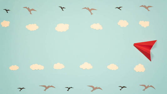 纸飞机飞过云层和飞鸟的天空