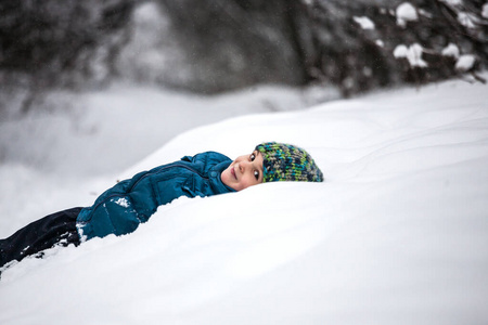 那男孩躺在雪地里。