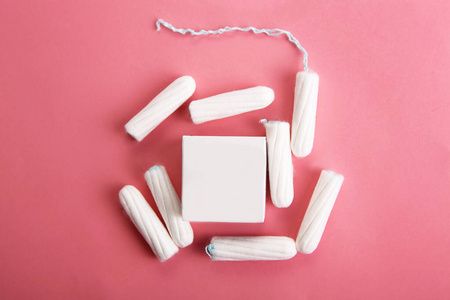 粉红色背景的医用女性卫生棉.照片