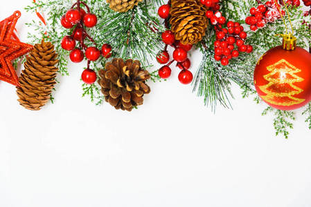 圣诞构图装饰品，冷杉树枝上的白坝