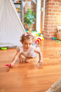 男孩 蹒跚学步的孩子 玩具 游戏室 地板 教室 婴儿室 房间