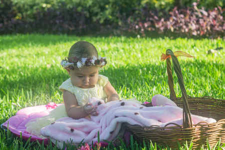 婴儿花环和花园柳条篮子图片