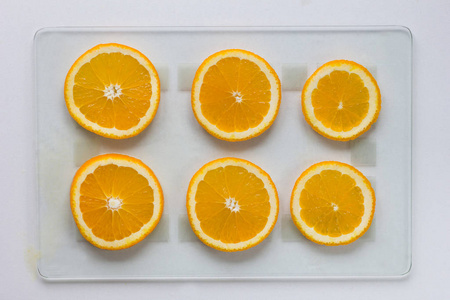 切碎的橙色在白色背景的玻璃切纸板上