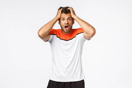 背景上害怕亚裔母女相助,照顾,扶助外婆过马路后,路障离人行道较远