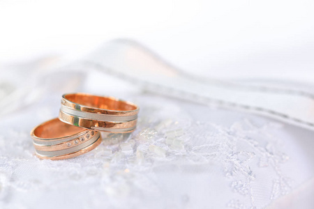 白色织物上的两枚青铜结婚戒指图片