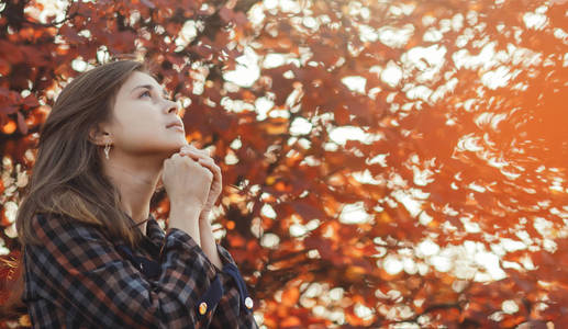 祈祷的女孩的手图片
