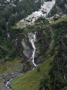 阿尔卑斯山瀑布景观