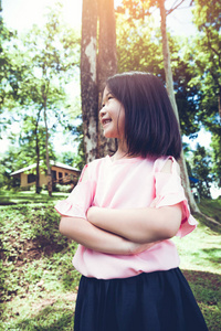 公园里一个微笑的亚洲小女孩的画像。