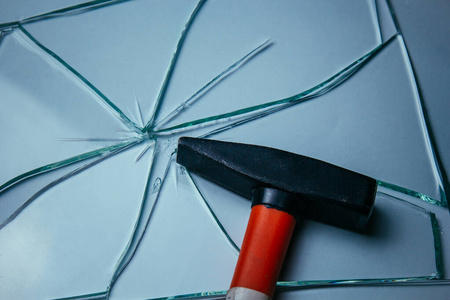 大块玻璃碎玻璃背景为您的图像孤立在白色.许多大块的碎片被锤子击碎.