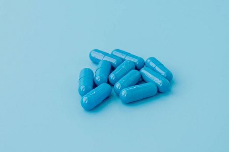 蓝色的胶囊，蓝色背景的药丸。维生素，营养