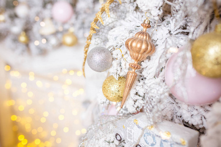 冷杉树枝与金球和节日灯在圣诞背景上闪闪发光