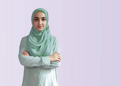 在明亮的背景下戴着头巾的美丽穆斯林妇女.