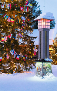 北极圈灯笼在圣塔村在拉普兰斯堪的纳维亚新