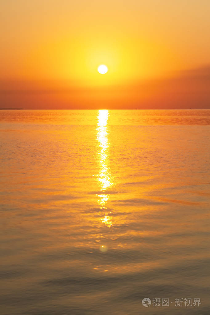 清晨在波涛汹涌的河流上日出