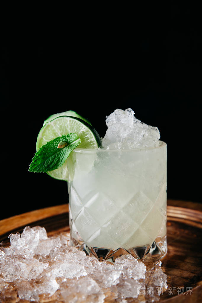 夏季清爽酒精鸡尾酒配黄瓜和