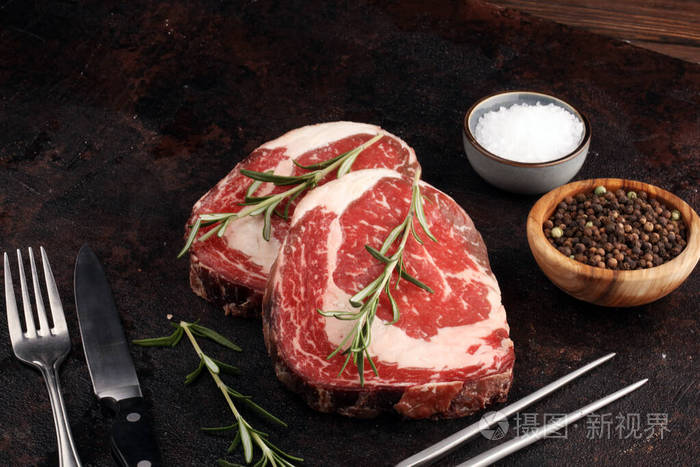 生鲜肉里脊牛排调味料和肉叉子放在乡村b