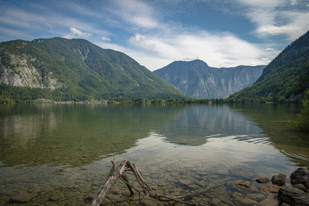 奥地利哈尔斯塔特镇夏季旅游季节的湖景