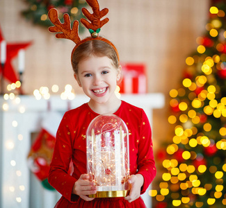 快乐的欢笑的孩子和圣诞礼物发光灯泡在何处