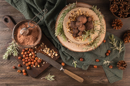 美味的巧克力和榛子蛋糕放在桌上，质朴的木质厨房台面。俯视图。平躺。
