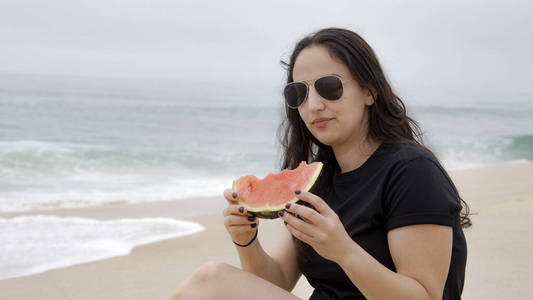 这个年轻女人暑假在海滩上放松