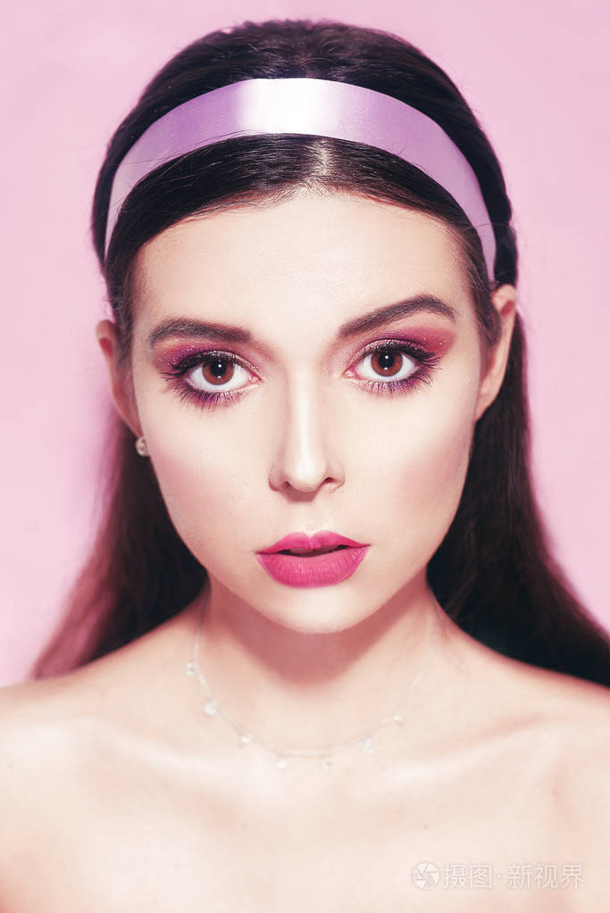 粉色背景粉色妆容的漂亮女孩