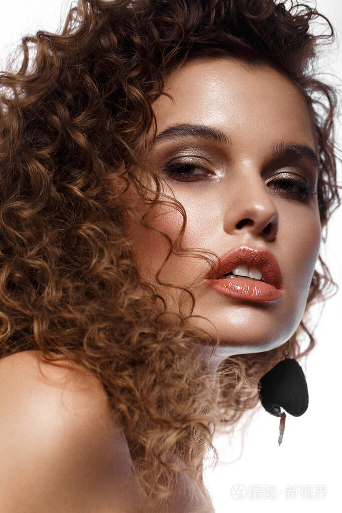 美丽性感的女孩浓妆艳抹卷发美丽的脸蛋