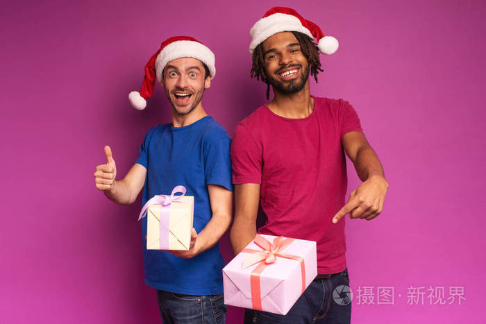 惊喜的朋友们为圣诞节的到来而高兴紫色背景