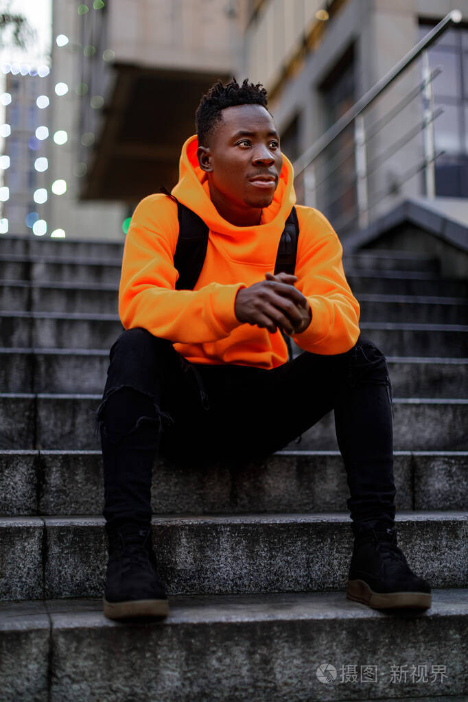 戴着无线耳机听音乐的非洲裔美国人