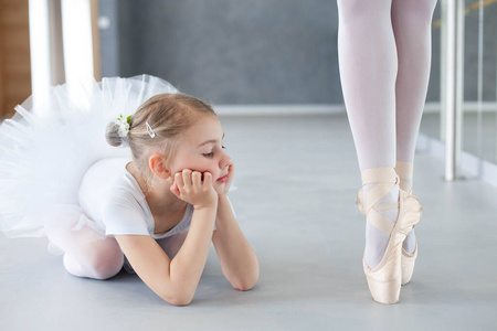 两名芭蕾舞演员,儿童和成人在古典芭蕾舞学校.