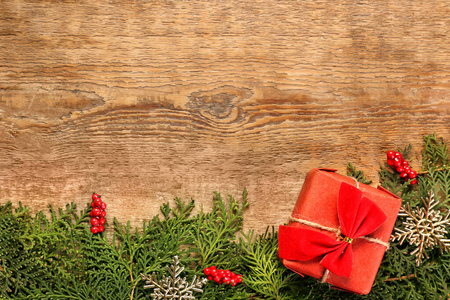 木制背景上的圣诞树枝和礼物