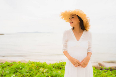 肖像美丽的亚洲女人戴着微笑的帽子快乐休闲