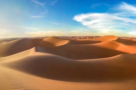 脚步 太阳 沙漠 土地 旅游业 冒险 环境 酋长 天空 沙丘