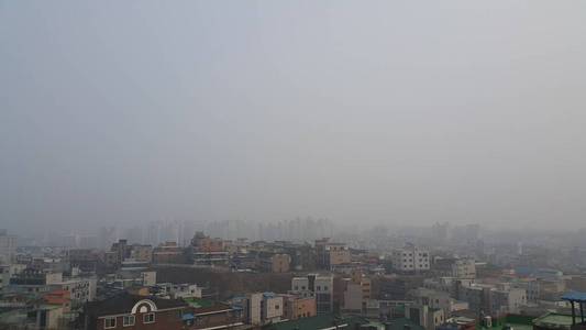 发达国家摩天大楼和灰尘的城市景观鸟瞰图