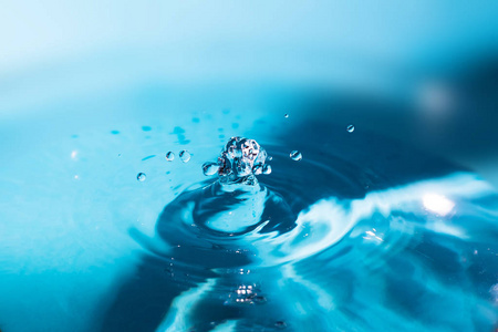 水花特写。蓝水之冠。水滴。水细菌