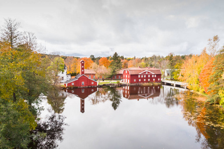 芬兰秋天的Ruotsinpyhta老村鸟瞰图。