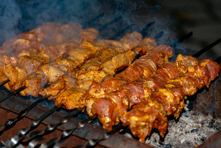 柴火鸡从柴火中抽出来的烟,用来在烤肉串上做油炸肉.照片