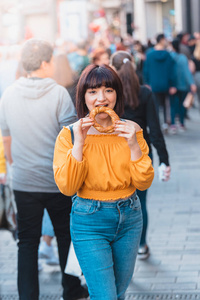 可爱女孩吃土耳其街头快餐simit