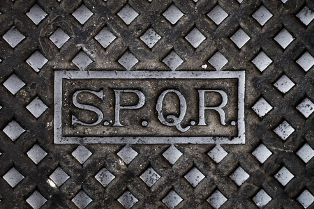 罗马铸铁井盖上的文字spqr照片