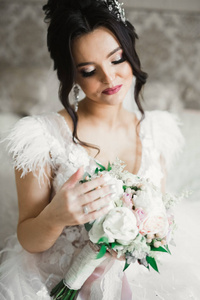 新娘手拿大而漂亮的结婚花束