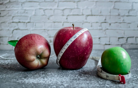 减肥时吃红绿苹果，厘米卷尺