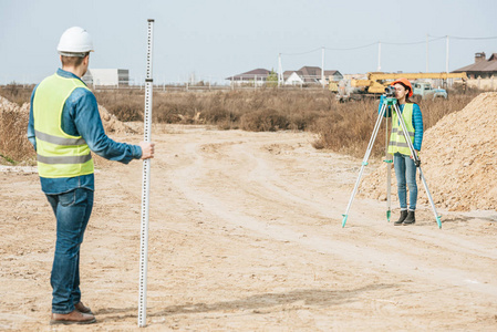 大地测量学 男人 行业 测量员 制服 土地 工具 白种人