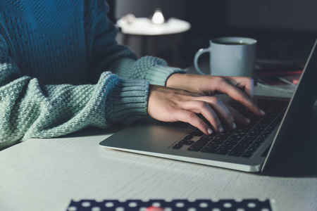 深夜一个人一个年轻的女人在深夜用笔记本电脑工作照片