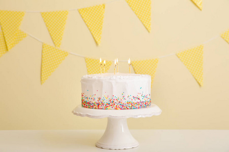 彩色背景下桌上美味的生日蛋糕