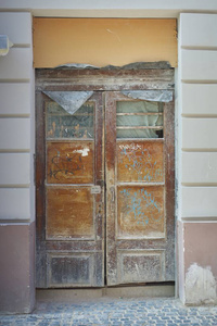 老门面肮脏的棕色木屋门坏了