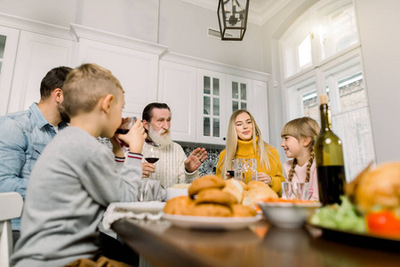 感恩节庆祝传统家庭晚餐概念。一大家人在家吃美味的感恩节晚餐