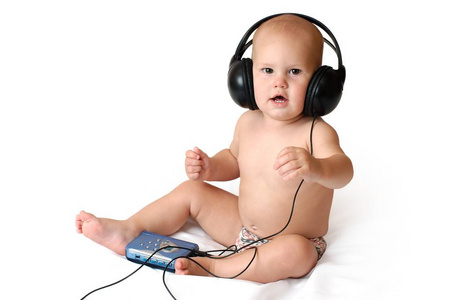 宝宝在耳机里听随身听音乐玩，他试试丹丝。