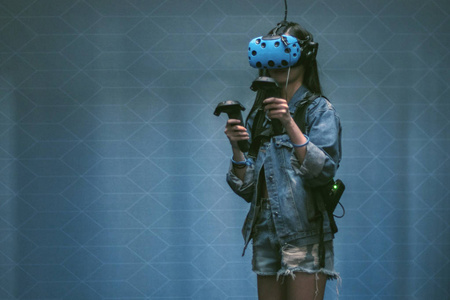在虚拟现实游戏中的年轻女孩。