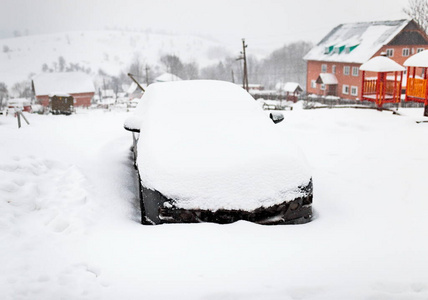 汽车陷在雪白的雪堆里霜冻严冬，天气寒冷