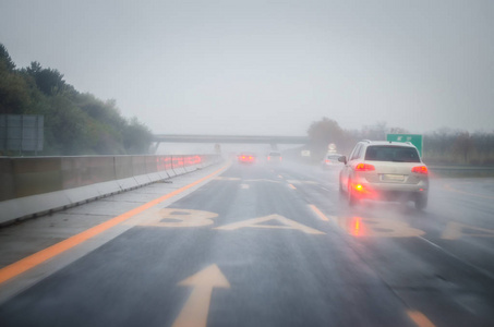 在高速公路上滑